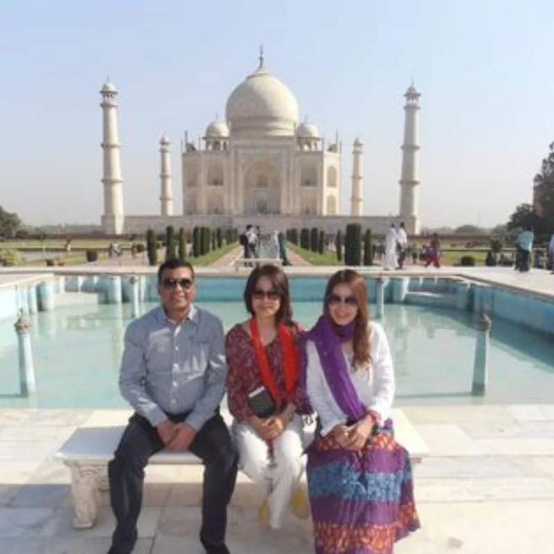 Heritage tour at Taj Mahal with international guests